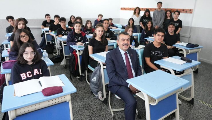 Bakan Tekin, Öğrenci Daveti Üzerine Betül Can Anadolu Lisesi’ni Ziyaret Etti