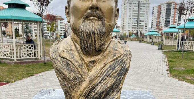 Abay Kunanbayev Büstü Restore Edildi