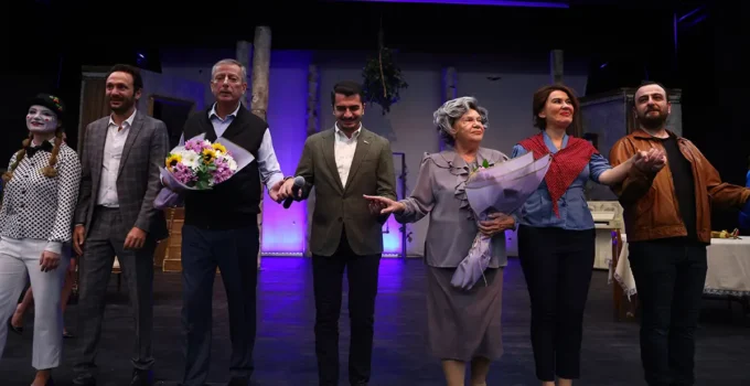 “Ağaçlar Ayakta Ölür” Atatürk Sanat Merkezi’nde Sahnelendi