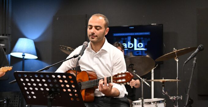 Gaziosmanpaşa Belediye Başkan Vekili Eray Karadeniz “Aldım Elime Gitarı” Diyor