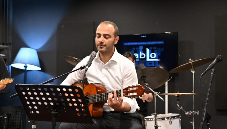 Gaziosmanpaşa Belediye Başkan Vekili Eray Karadeniz “Aldım Elime Gitarı” Diyor