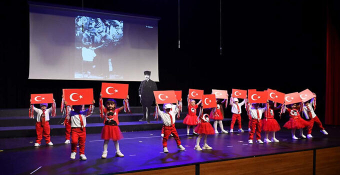 Minikler Cumhuriyet Coşkusunu Sahneye Taşıdı