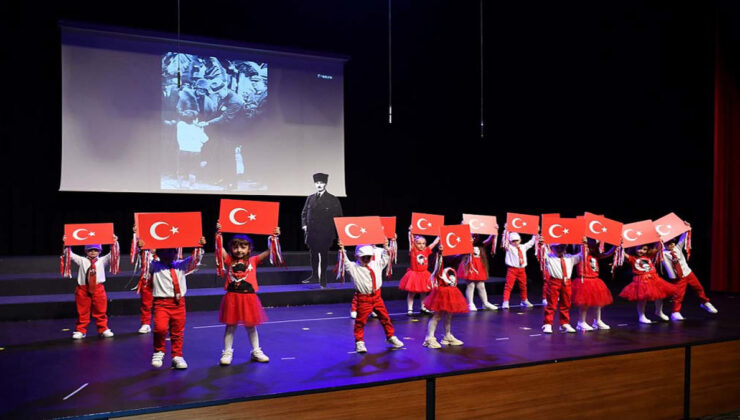 Minikler Cumhuriyet Coşkusunu Sahneye Taşıdı