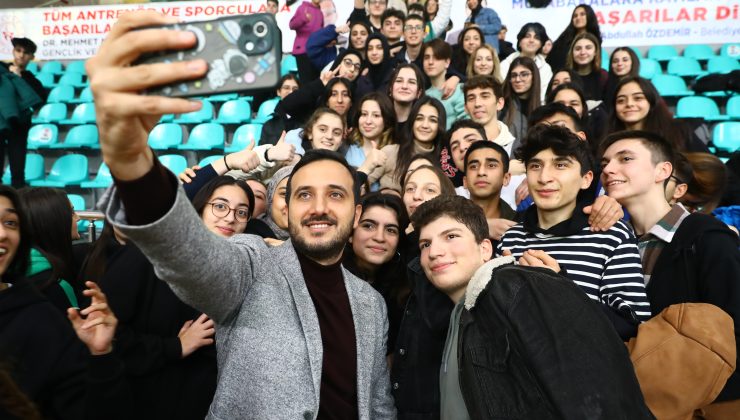 Bağcılar Belediyesi’nden Üniversite Öğrencilerine 10 Bin TL Başarı Ödülü