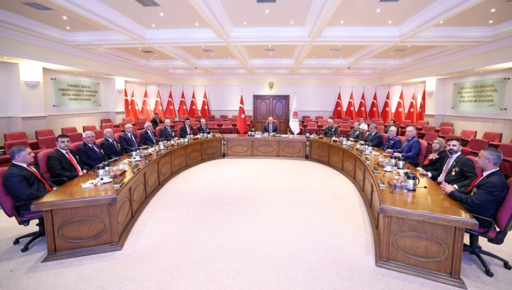 Millî Savunma Bakanı Yaşar Güler, Gazi Derneklerinin Yöneticilerini Kabul Etti