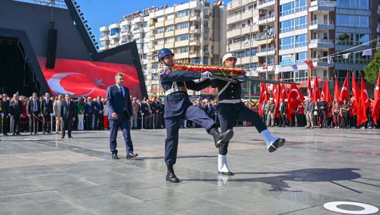 Antalya Cumhuriyet Meydanı’nda Çelenk Töreni