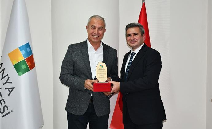 Alanya Üniversitesi’nden Başkan Özçelik’e Plaket