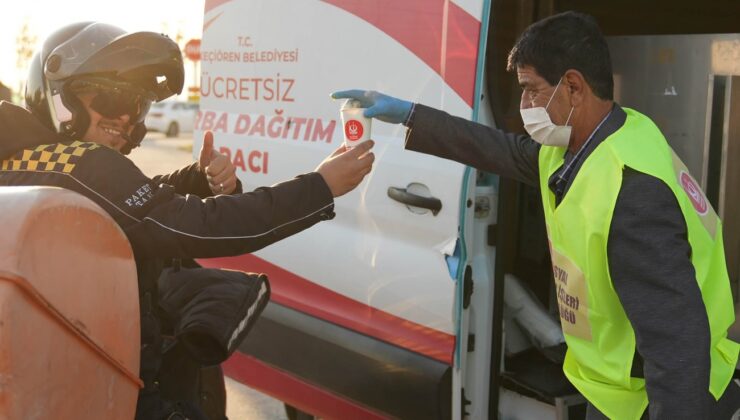 Öğrencilere Ve İşe Gidenlere Sıcak Çorba