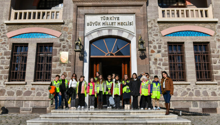 Kent Gezisine Katılarak Tarihi Bir Yolculuğa Çıkıyorlar