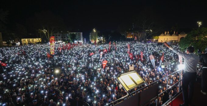 Beyazıt Meydanı’nda Tarihi Kalabalık