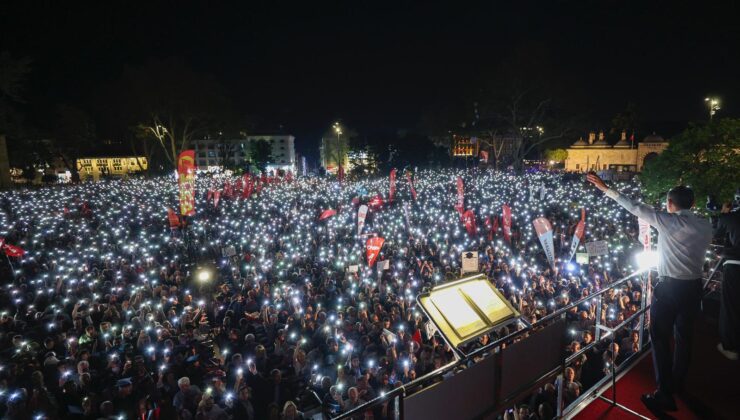 Beyazıt Meydanı’nda Tarihi Kalabalık
