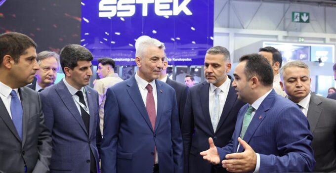 Ticaret Bakanı Ömer Bolat, IDEF 2025’i Ziyaret Etti