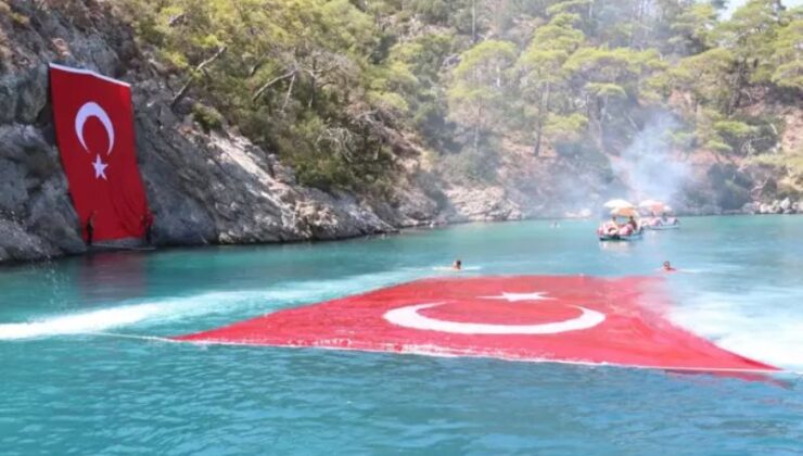 Denizde Türk Bayraklı 30 Ağustos Kutlaması