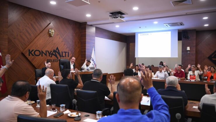 Muhittin Böcek’ten Konyaaltı Meclisi’ne Anlamlı Mesaj