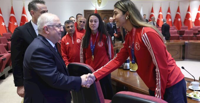 Bakan Güler, Taekwondo Millî Takımını Kabul Etti