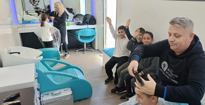 Mobil Kuaför Tırı Öğrencilerin Hizmetinde