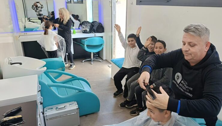 Mobil Kuaför Tırı Öğrencilerin Hizmetinde