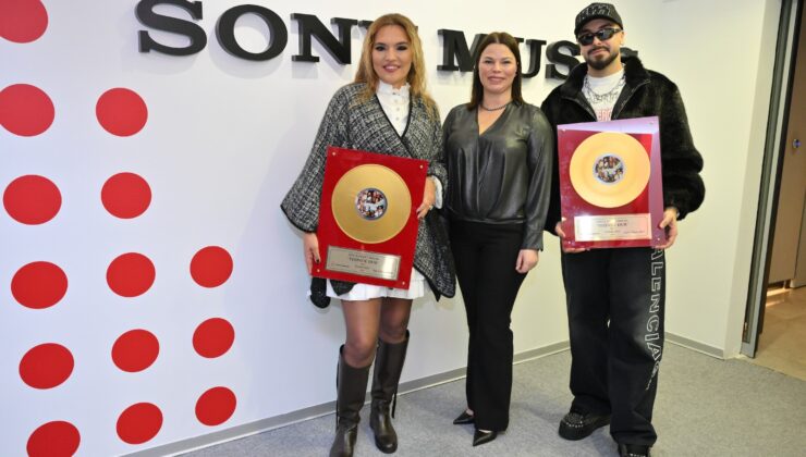 Sefo Ve Demet Akalın’a “Yerinde Dur” Başarısıyla Dıamond Plak