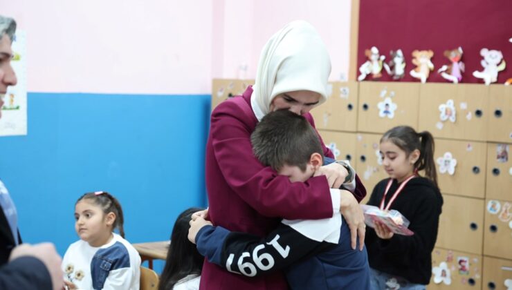 Bakan Göktaş, Babası Pençe-Kilit Harekatı’nda Şehit Olan Öğrencinin Karne Törenine Katıldı