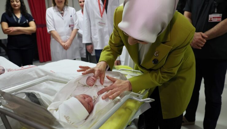 Bakan Göktaş’tan Doğum Yapan Annelere “Yeni Yıl” Ziyareti