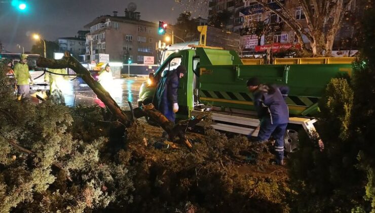 İBB Ekipleri Fırtına Ve Sağanak Yağışta Sahadaydı