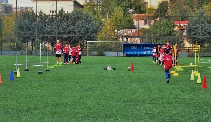 Kağıthane’de Kış Spor Okullarında Futbol Antrenmanları Tüm Hızıyla Sürüyor
