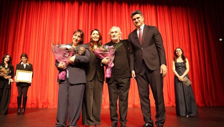İsmail Dümbüllü Ödülü’nün Yeni Sahibi Binnur Kaya Oldu