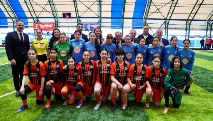 Yenilenen Çırpıcı Spor Tesisleri İle Sporcu Sağlığı Ve Peformans Merkezi Hizmete Açıldı