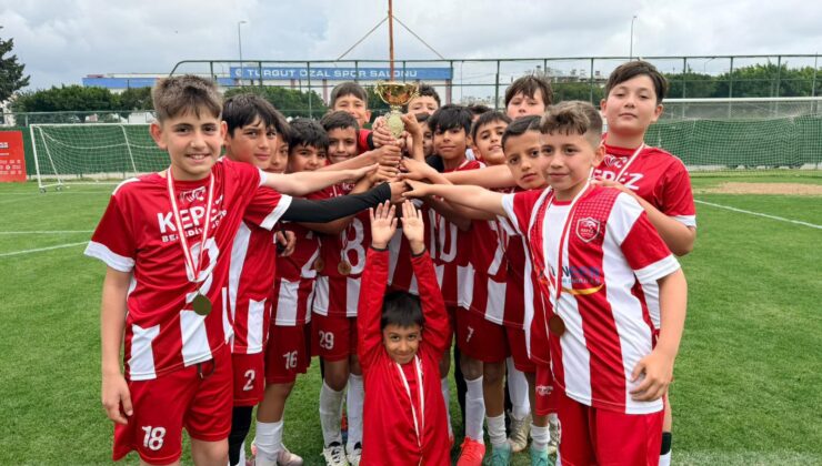 Kepez’de Minik Kramponlar Kupalarını Aldı