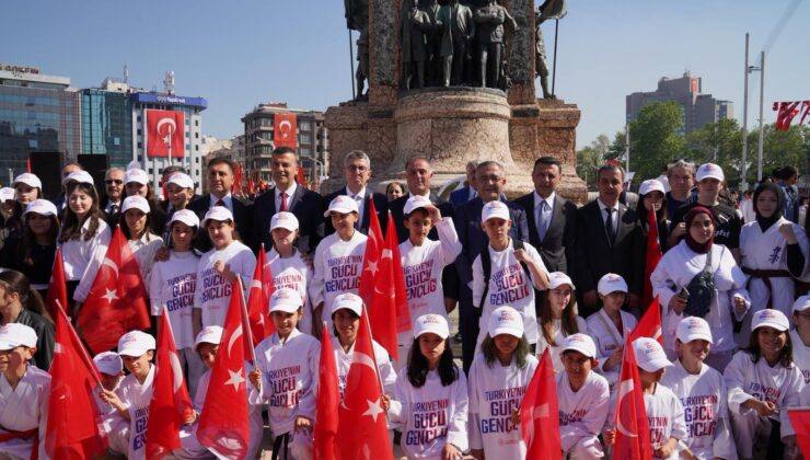 Aslan, Taksim Cumhuriyet Anıtı’na Çelenk Bıraktı