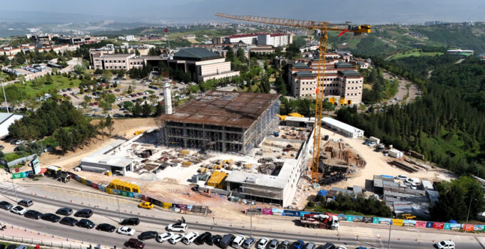 KOÜ Umuttepe Cami ve Otoparkı Hızla Yükseliyor