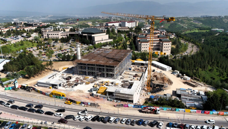 KOÜ Umuttepe Cami ve Otoparkı Hızla Yükseliyor