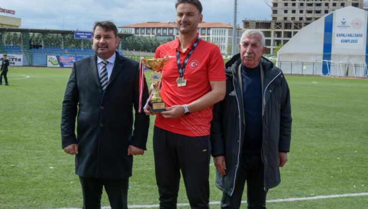 Koşu Şampiyonu Kupasını Başkan’a Getirdi