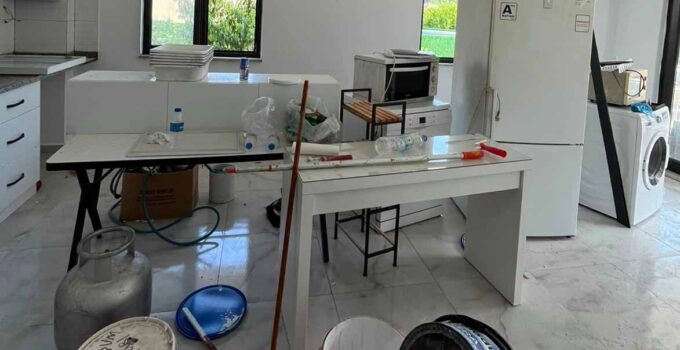 Evi yanan vatandaşa Kemer Belediyesi’nden destek