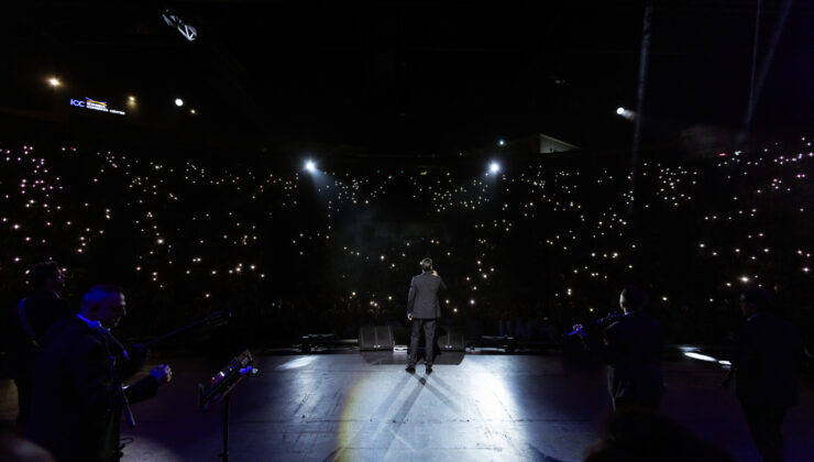 Konstantinos Argiros, iki günlük Harbiye konser serisinin ilkinde hit şarkılarıyla binlerce kişiyi coşturdu