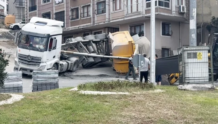 Kağıthane’de Hafriyat Kamyonu Devrildi: Park Halindeki Araç Zarar Gördü