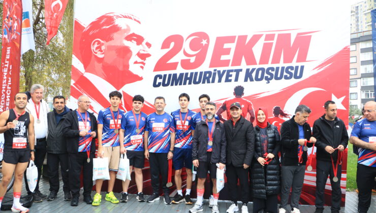 1221 Vatandaş Cumhuriyet İçin Koştu