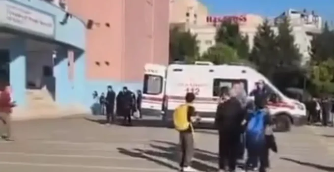 Başakşehir’de Okul Önünde Bıçaklı Saldırı: 5 Öğrenci Yaralandı
