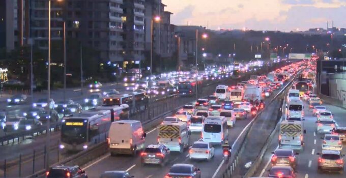Pazartesi Sabahı Trafik Alarmı: Ana Arterlerde Yoğunluk Yüzde 85’e Ulaştı
