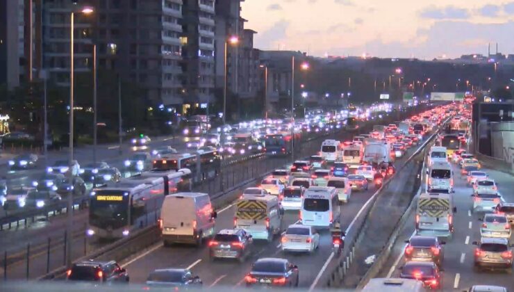 Pazartesi Sabahı Trafik Alarmı: Ana Arterlerde Yoğunluk Yüzde 85’e Ulaştı